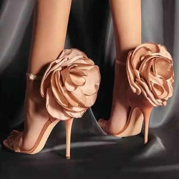 Shoes - 🌸 Beautiful Sz. 7.5 Rose Champagne Heels 🌷